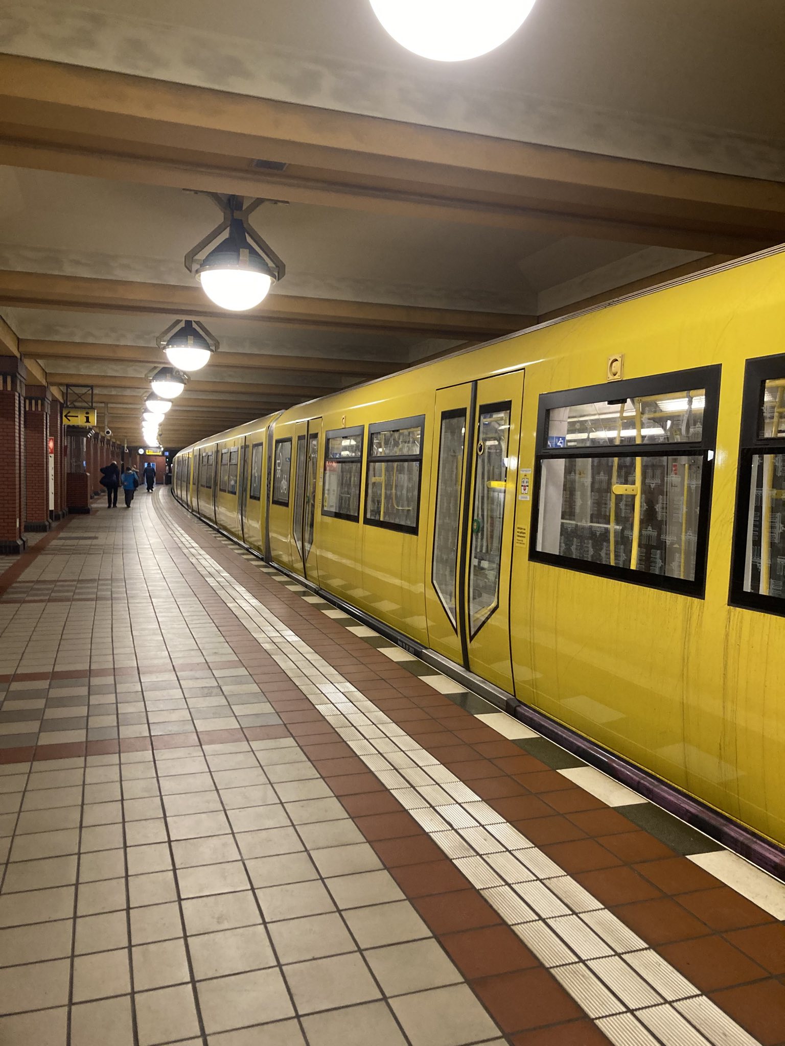 Foto zeigt die Ubahn Station Rathaus Reinickendorf und eine U-Bahn die gerade einfährt.
