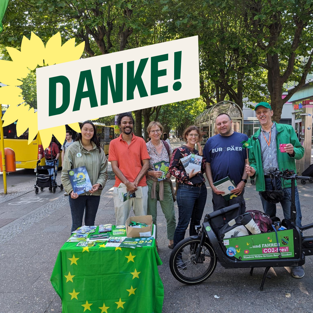 Foto von Wahlkämpfer*innen an einem Wahlkampfstand mit Lastenrad.