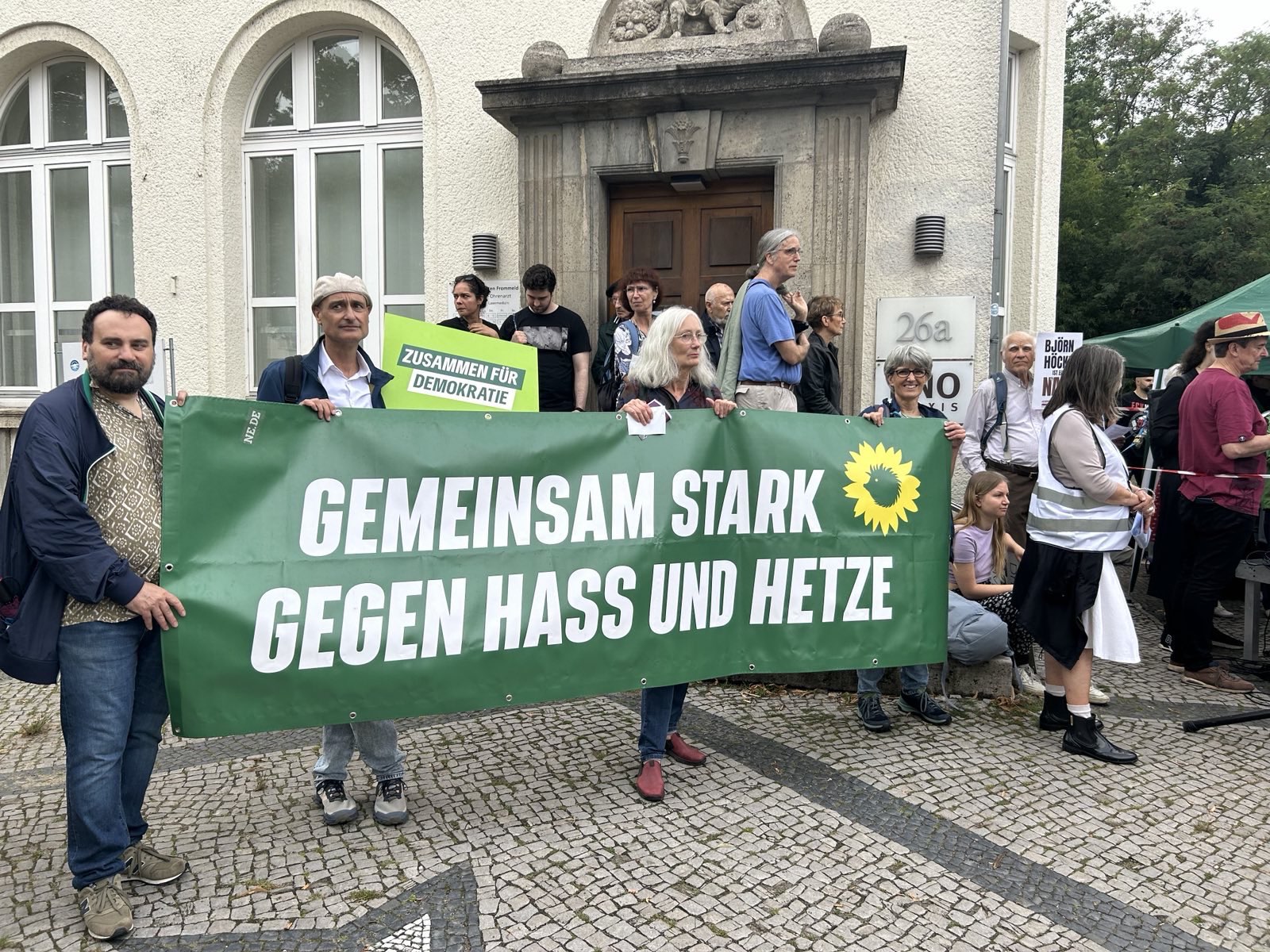 Demoteilnehmer*innen mit einem Plakat "Gemeinsam stark gegen Hass und Hetze".