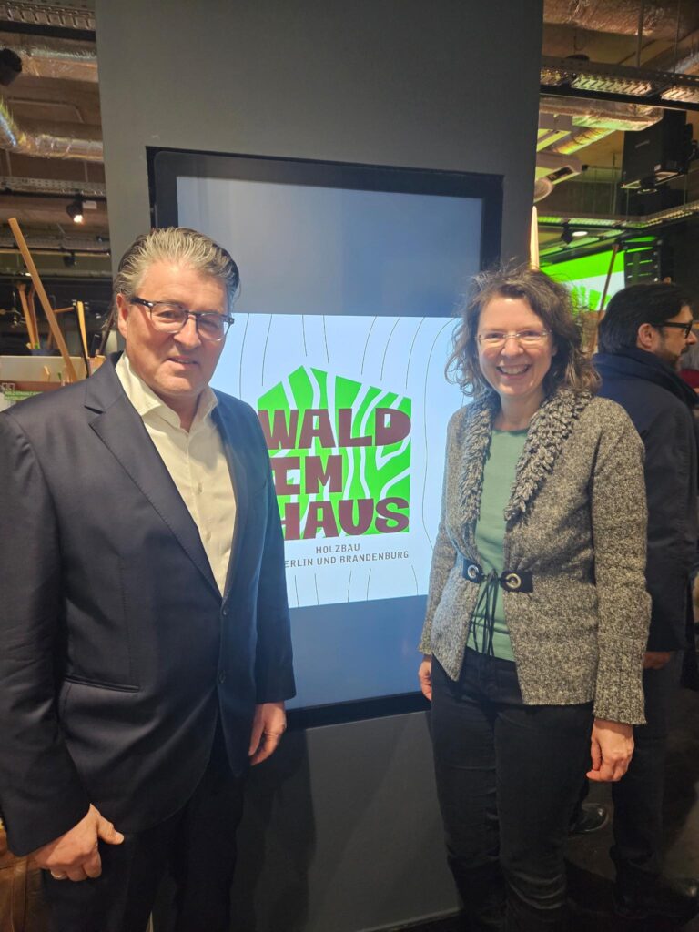 Bezirksstadträtin Stephan eröffnet Wanderausstellung „Wald im Haus – Holzbau in Berlin und Brandenburg“