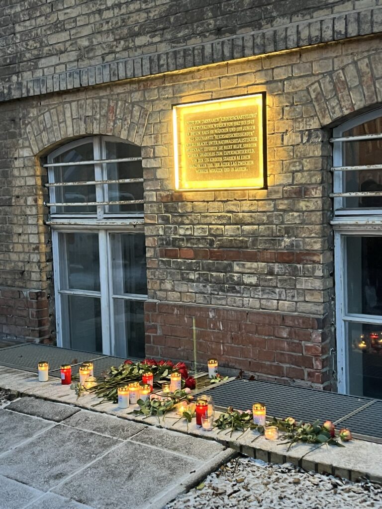 Bewegende Mahnwache des „Bündnis Reinickendorf gegen Rechts“ zum“Tag des Gedenkens an die Opfer des Nationalsozialismus“